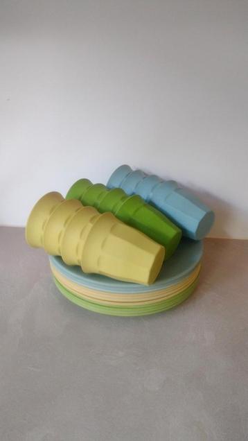 Camping servies .4 persoons. Mist 1 bord beschikbaar voor biedingen