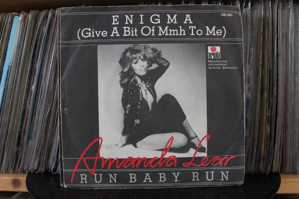 7" Single Amanda Lear - Enigma (Give A Bit Of Mmh To Me) / R, Gebruikt, 7 inch, Single, Ophalen of Verzenden