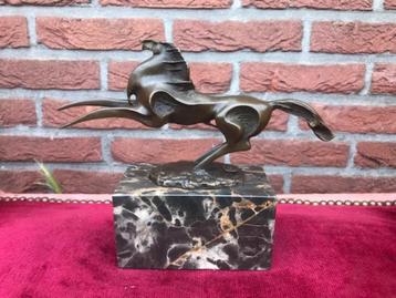 fraai gestileerd paard, brons en marmer beschikbaar voor biedingen