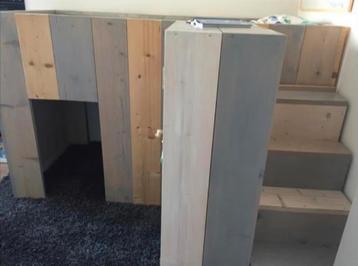 Stevige steigerhouten hoogslaper met speelruimte, kast, trap beschikbaar voor biedingen