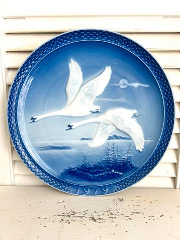 Vintage Hutschenreuther relief wandbord jaarbord vogels 1979 beschikbaar voor biedingen