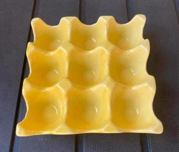 Geel vierkant stenen eierrekje 9 eieren. Afm.14,5x14,5 cm. beschikbaar voor biedingen