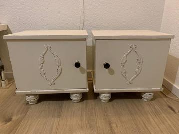 Twee brocante (nacht) kastjes vol charme en karakter beschikbaar voor biedingen