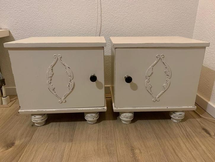 Twee brocante (nacht) kastjes vol charme en karakter, Antiek en Kunst, Curiosa en Brocante, Ophalen