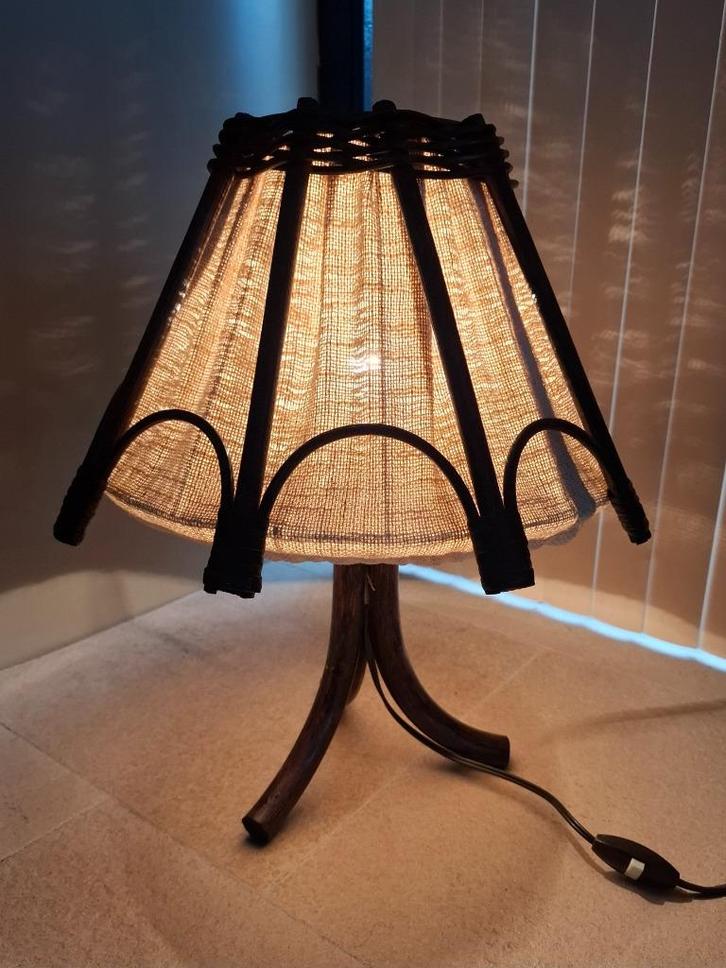 Vintage (jaren '70) tafellamp van manou en riet/rotan, Huis en Inrichting, Lampen | Tafellampen, Gebruikt, Minder dan 50 cm, Overige materialen