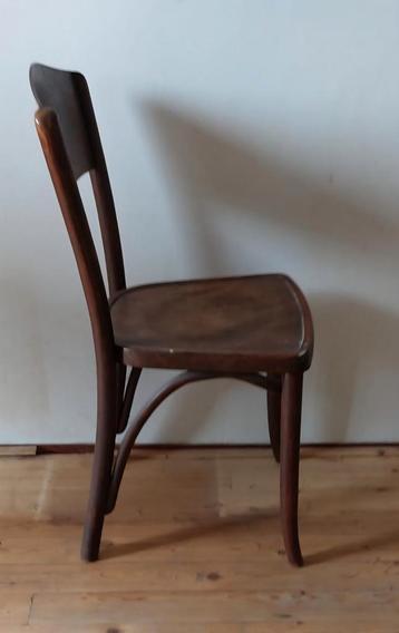 Houten stoel beschikbaar voor biedingen