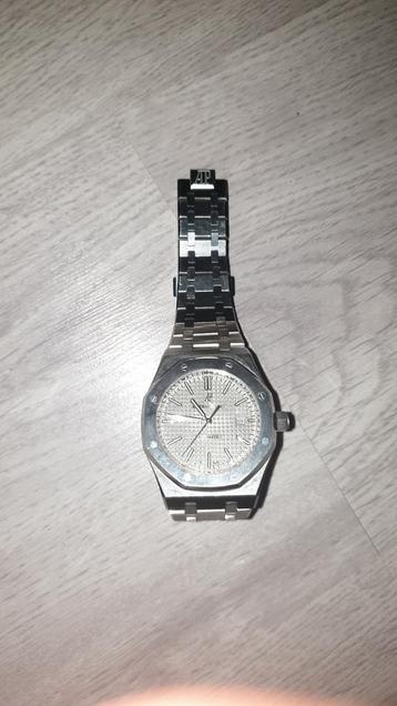 Ap horloge  beschikbaar voor biedingen