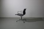8 Vitra Eames EA 108 stoelen, aluminium, donkergrijs leer, Vijf, Zes of meer stoelen, Grijs, Metaal, Zo goed als nieuw
