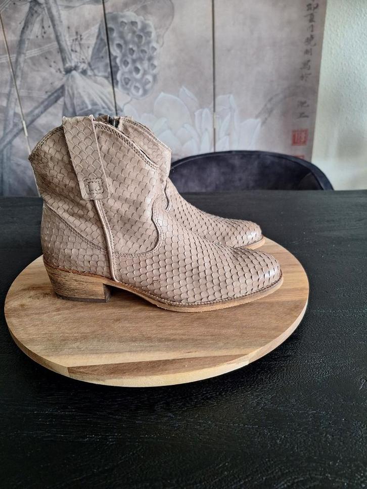 Enkellaarsjes maat 38 taupe crocoprint, Kleding | Dames, Schoenen, Zo goed als nieuw, Overige kleuren, Ophalen of Verzenden