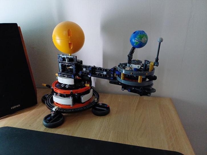 Lego - De aarde en de maan (42179), Kinderen en Baby's, Speelgoed | Duplo en Lego, Zo goed als nieuw, Lego, Complete set, Ophalen of Verzenden