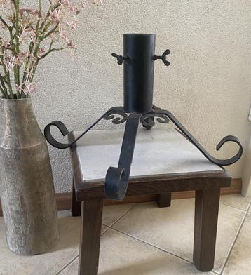 vintage smeedijzeren Brutalist Kerstboom standaard, 35x35 cm beschikbaar voor biedingen