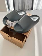 Yeezy Slide Slate Marine Maat 43 Nieuw, Kleding | Heren, Schoenen, Ophalen of Verzenden, Nieuw, Overige kleuren, Slippers