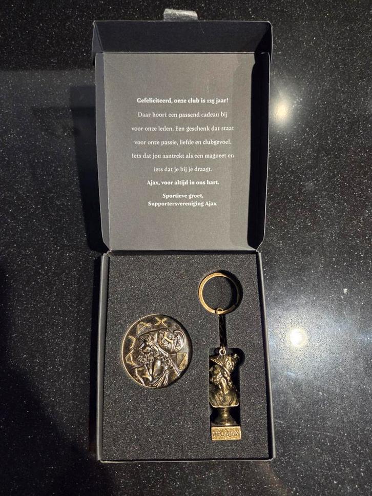 Ajax 125 Jaar Jubileum Set: Magneet & Sleutelhanger, Verzamelen, Sportartikelen en Voetbal, Zo goed als nieuw, Overige typen, Ajax