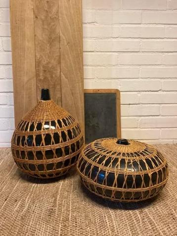 2 glazen vazen, met rotan omkleed beschikbaar voor biedingen