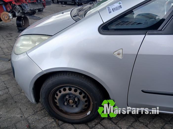Scherm links-voor van een Mitsubishi Colt, Auto-onderdelen, Carrosserie en Plaatwerk, Mitsubishi, Gebruikt, 3 maanden garantie