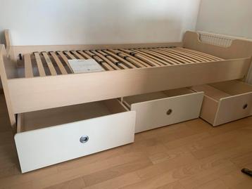 Eenpersoonsbed 90x200 met lades beschikbaar voor biedingen
