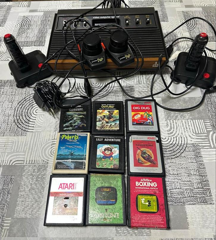 Atari 2600 met 2 controllers en 9 games, Spelcomputers en Games, Spelcomputers | Atari, Gebruikt, Atari 2600, Met 2 controllers