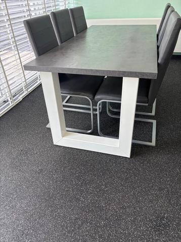 Eettafel met 6 stoelen beschikbaar voor biedingen