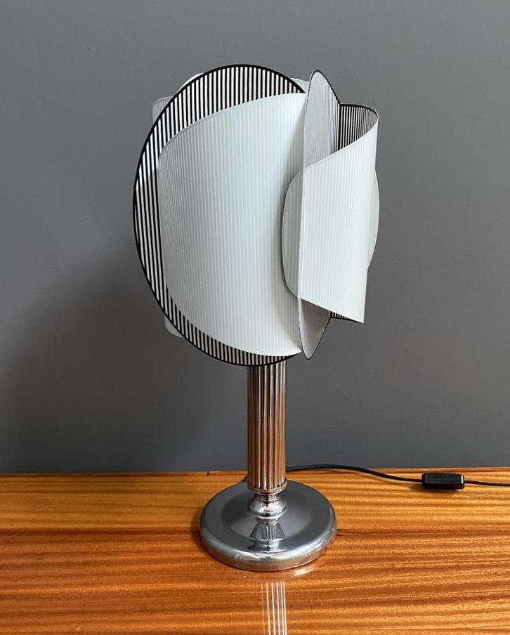 tafel lamp chroom poot wit bol gevouwen kap met zwart streep, Huis en Inrichting, Lampen | Tafellampen, Gebruikt, 50 tot 75 cm