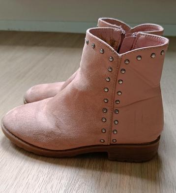 Laarzen voor meisjes beschikbaar voor biedingen