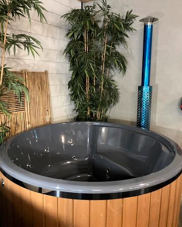 Nieuwe comfortabele 6 persoons hottub met interne RVS kachel beschikbaar voor biedingen
