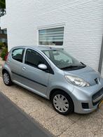 Prima Peugeot 107 1.0 12V 5DR 2012 Grijs APK 04-26, Auto's, Peugeot, Voorwielaandrijving, Stof, 4 stoelen, 68 pk