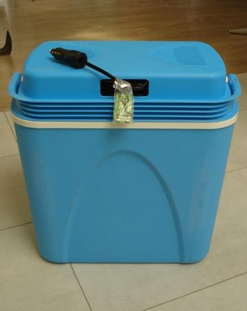 In nieuw staat koelbox 22 liter 12V lxbxh 40 x 25 x 40cm beschikbaar voor biedingen