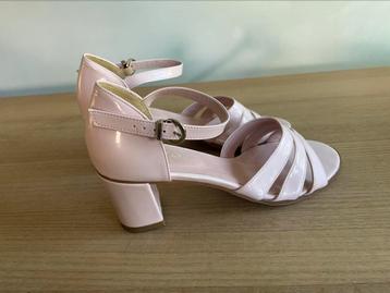 Prachtige roze schoenen met hoge hak beschikbaar voor biedingen