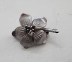 Mooie kleine zilveren bloem broche met 3 steentjes 925 FB, Sieraden, Tassen en Uiterlijk, Broches, Ophalen, Minder dan 4 cm, Zo goed als nieuw