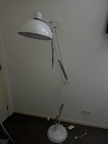 Witte Staande Bureaulamp beschikbaar voor biedingen