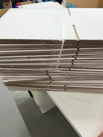 Partij witte kartonnen verzenddozen – 134 stuks diverse beschikbaar voor biedingen
