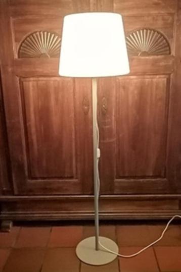 Aparte design vloerlamp met een grote ronde kunststof kap beschikbaar voor biedingen