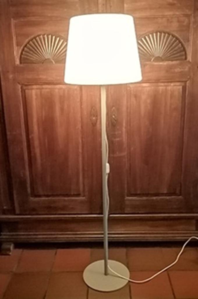 Aparte design vloerlamp met een grote ronde kunststof kap, Huis en Inrichting, Lampen | Vloerlampen, Zo goed als nieuw, 150 tot 200 cm