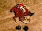 Jockey paardrijden Hard Rock Cafe San Diego 2006 pin logo, Verzamelen, Speldjes, Pins en Buttons, Verzenden, Zo goed als nieuw