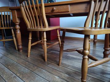 Grenen Tafel met stoelen beschikbaar voor biedingen