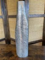 Hoge zilverkleurige lichtmetalen vaas met relief, Overige materialen, Gebruikt, Overige kleuren, 50 tot 75 cm