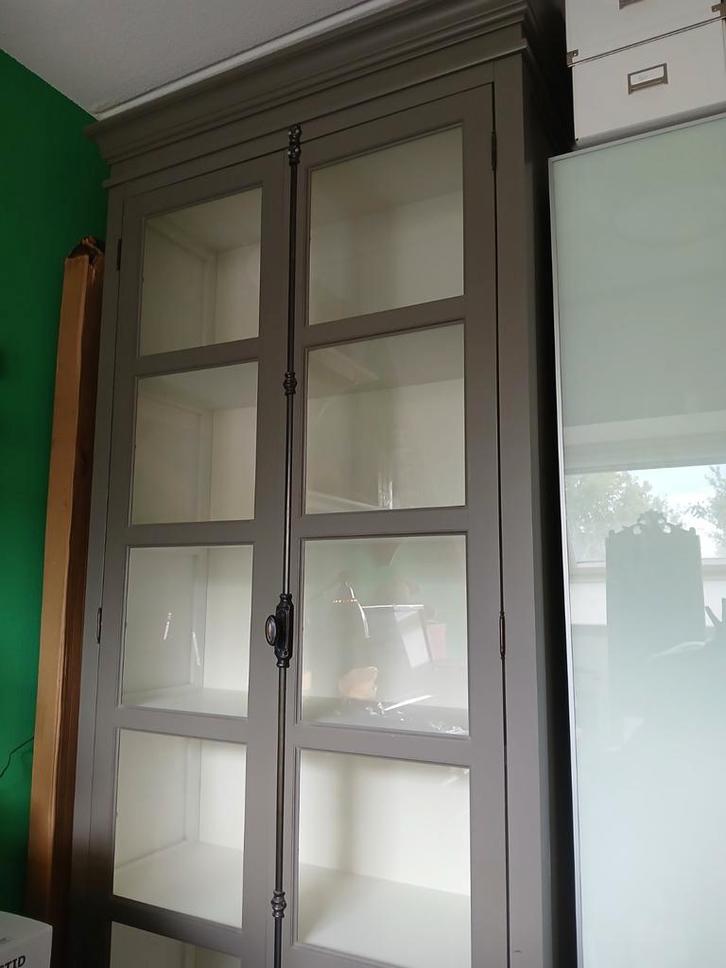 Vitrinekast grijs met witte binnenkant landelijke stijl, Huis en Inrichting, Kasten | Vitrinekasten, Zo goed als nieuw, 200 cm of meer