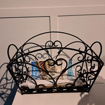 Metalen tijdschriftenrek met hartjes beschikbaar voor biedingen