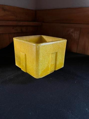 Gele vierkante graniver cactuspot A.D. Copier, Leerdam. beschikbaar voor biedingen