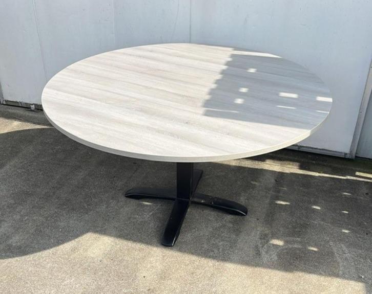 2 stuks horeca tafels rond 140 cm gietijzeren tafelpoot, Antiek en Kunst, Antiek | Meubels | Tafels, Ophalen