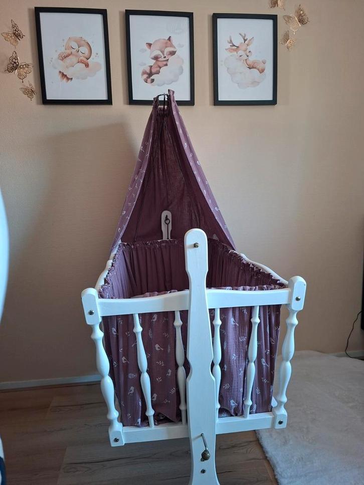 Houten witte (schommel) wieg op wieltjes met hemel, Kinderen en Baby's, Babywiegjes en Ledikanten, Gebruikt, Wieg, Ophalen
