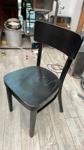 14 stoelen beschikbaar voor biedingen