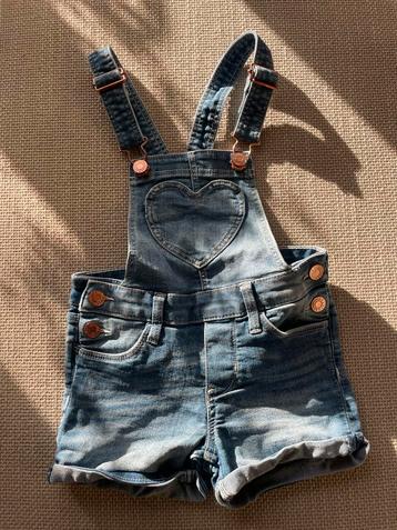 Leuke denim tuinbroekje maat 104 beschikbaar voor biedingen