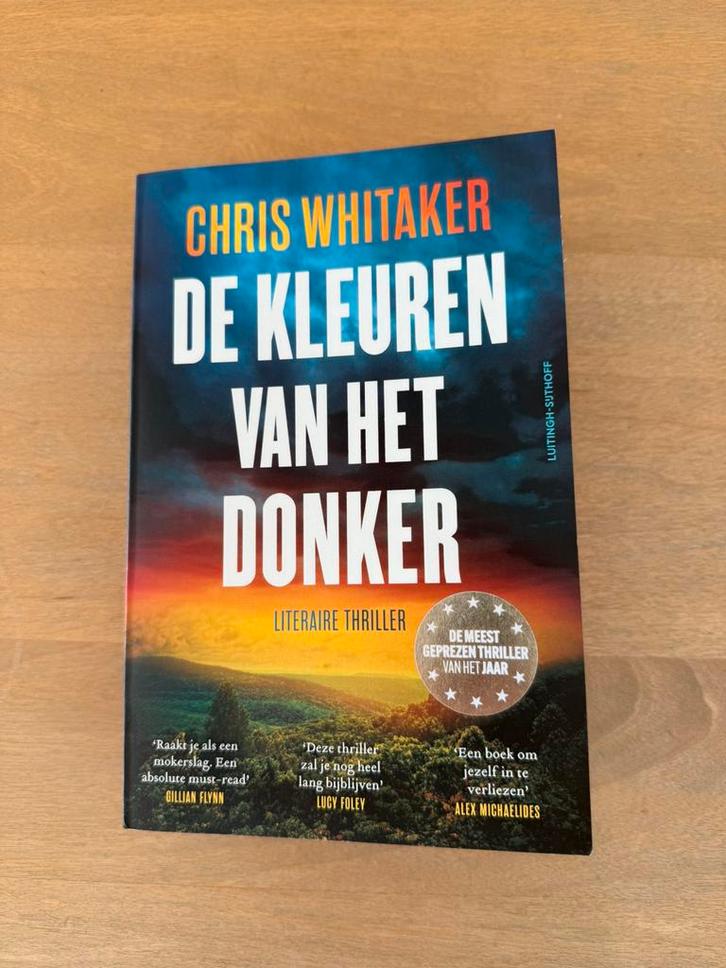De kleuren van het donker - Chris Whitaker, Boeken, Romans, Zo goed als nieuw, Ophalen of Verzenden