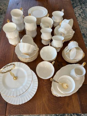 Royal Albert Val D’or servies beschikbaar voor biedingen