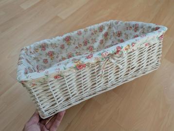 Wit rieten mandje met bloemenstof beschikbaar voor biedingen