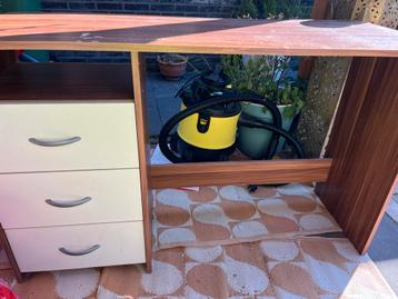 Bureau met lades en planken beschikbaar voor biedingen