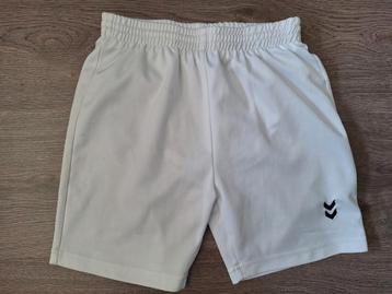 Wit sportbroekje van Hummel maat 122 beschikbaar voor biedingen