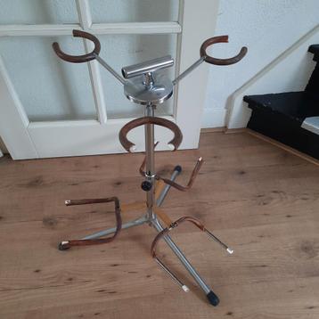Gitaar Standaard voor Drie Gitaren beschikbaar voor biedingen
