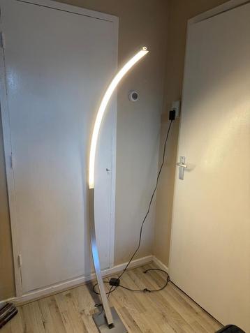 Moderne LED Booglamp - Stijlvol en Helder beschikbaar voor biedingen